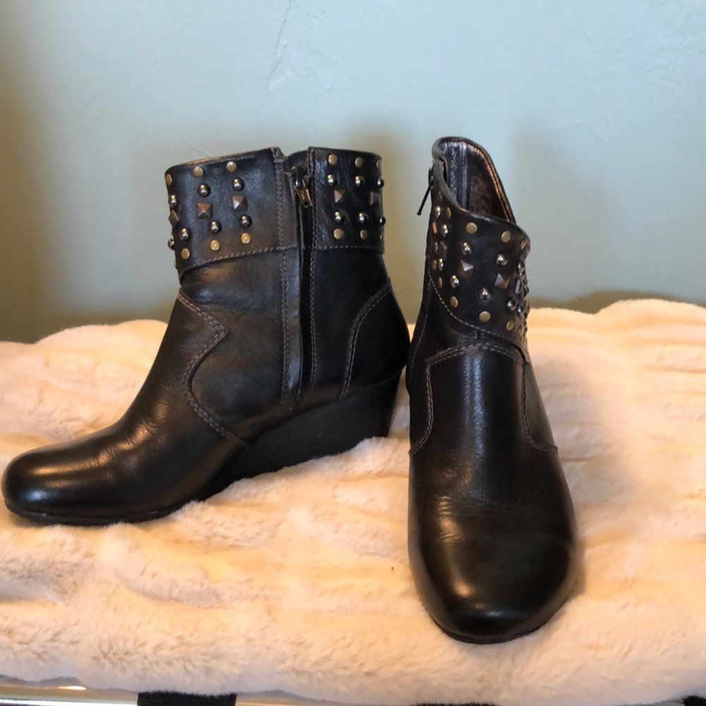 Taos Leather wedge boots Size 9 Mint condition